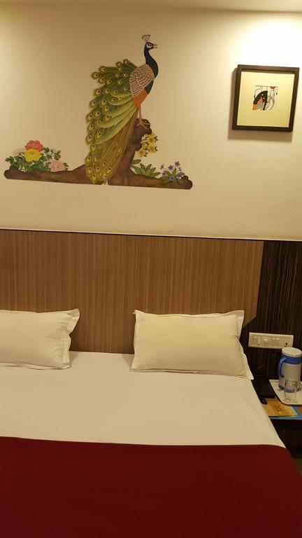 Hotel Relish Vadodara Exterior foto